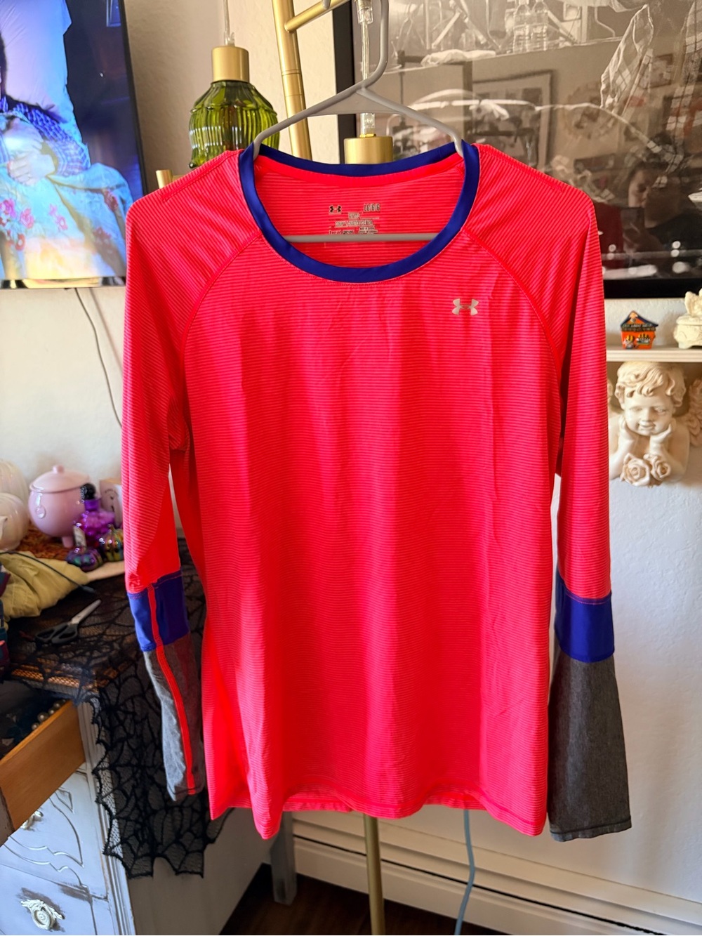 Under Armour Women’s Fitted Athletic Top size large